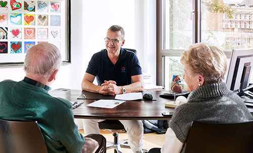 Dr. Küx im Patientengespräch